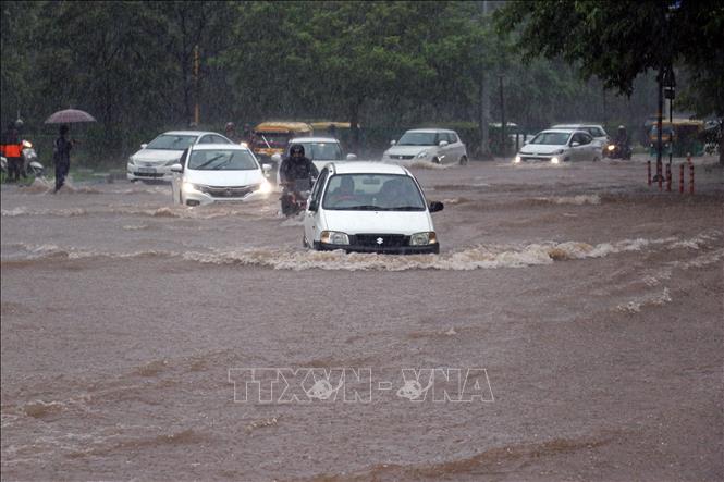 Ngập lụt do mưa lớn tại New Delhi, Ấn Độ ngày 10/7/2023. Ảnh: AFP/TTXVN