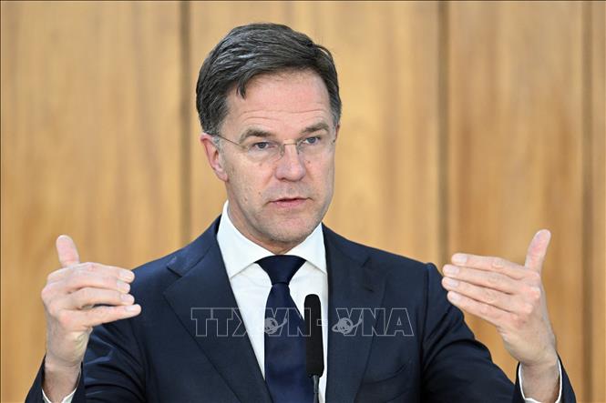 Ngày 7/7/2023, Chính phủ liên minh của Thủ tướng Hà Lan Mark Rutte (ảnh) đã sụp đổ do bất đồng không thể vượt qua về cách giải quyết vấn đề người di cư. Ông Rutte, 56 tuổi, vị lãnh đạo cầm quyền lâu nhất tại Hà Lan và là một trong những chính khách kỳ cựu nhất của châu Âu, thông báo 4 đảng trong liên minh cầm quyền đã không thể đi đến thỏa thuận sau nhiều ngày đàm phán căng thẳng. Thủ tướng Rutte cũng cho biết sẽ không tranh cử nhiệm kỳ thứ 5 và rút lui khỏi chính trường sau cuộc tổng tuyển cử vào tháng 11 tới. Ảnh: AFP/TTXVN