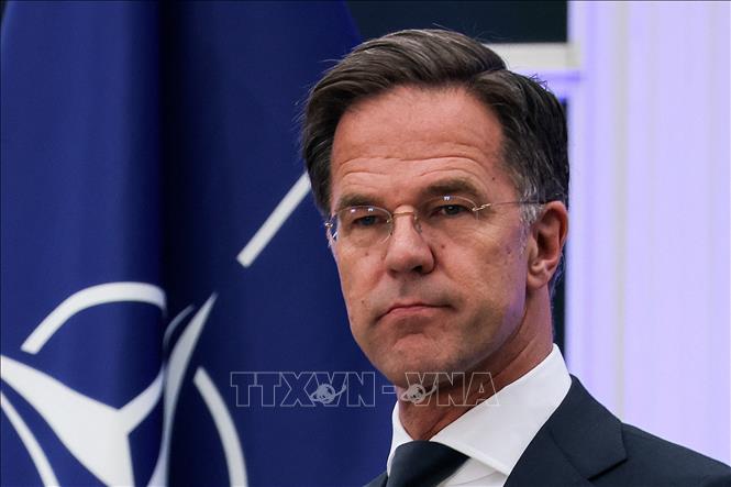 Ngày 7/7/2023, Chính phủ liên minh của Thủ tướng Hà Lan Mark Rutte (ảnh) đã sụp đổ do bất đồng không thể vượt qua về cách giải quyết vấn đề người di cư. Ông Rutte, 56 tuổi, vị lãnh đạo cầm quyền lâu nhất tại Hà Lan và là một trong những chính khách kỳ cựu nhất của châu Âu, thông báo 4 đảng trong liên minh cầm quyền đã không thể đi đến thỏa thuận sau nhiều ngày đàm phán căng thẳng. Thủ tướng Rutte cũng cho biết sẽ không tranh cử nhiệm kỳ thứ 5 và rút lui khỏi chính trường sau cuộc tổng tuyển cử vào tháng 11 tới. Ảnh: AFP/TTXVN