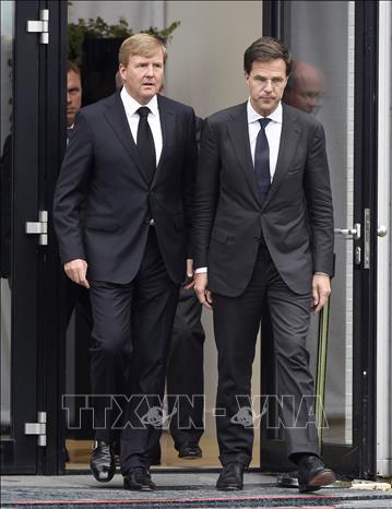 Ngày 7/7/2023, Chính phủ liên minh của Thủ tướng Hà Lan Mark Rutte (phải) đã sụp đổ do bất đồng không thể vượt qua về cách giải quyết vấn đề người di cư. Ông Rutte, 56 tuổi, vị lãnh đạo cầm quyền lâu nhất tại Hà Lan và là một trong những chính khách kỳ cựu nhất của châu Âu, thông báo 4 đảng trong liên minh cầm quyền đã không thể đi đến thỏa thuận sau nhiều ngày đàm phán căng thẳng. Thủ tướng Rutte cũng cho biết sẽ không tranh cử nhiệm kỳ thứ 5 và rút lui khỏi chính trường sau cuộc tổng tuyển cử vào tháng 11 tới. Ảnh: AFP/TTXVN