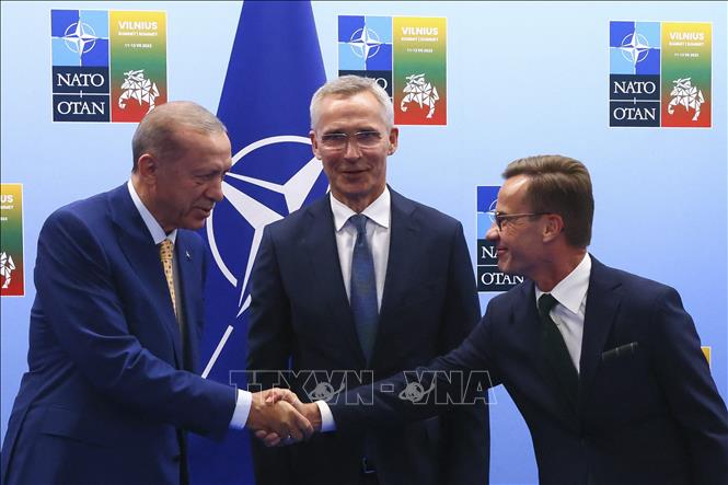 Ngày 10/7/2023, Tổng Thư ký Tổ chức Hiệp ước Bắc Đại Tây Dương (NATO) Jens Stoltenberg (giữa) cho biết Tổng thống Thổ Nhĩ Kỳ Recep Tayyip Erdogan (trái) đã chấp thuận trình đơn xin gia nhập NATO của Thụy Điển lên Quốc hội nước này để thông qua. Ông Stoltenberg nhấn mạnh: 