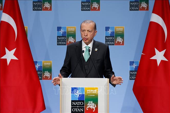 Ngày 10/7/2023, Tổng Thư ký Tổ chức Hiệp ước Bắc Đại Tây Dương (NATO) Jens Stoltenberg cho biết Tổng thống Thổ Nhĩ Kỳ Recep Tayyip Erdogan (ảnh) đã chấp thuận trình đơn xin gia nhập NATO của Thụy Điển lên Quốc hội nước này để thông qua. Ông Stoltenberg nhấn mạnh: 