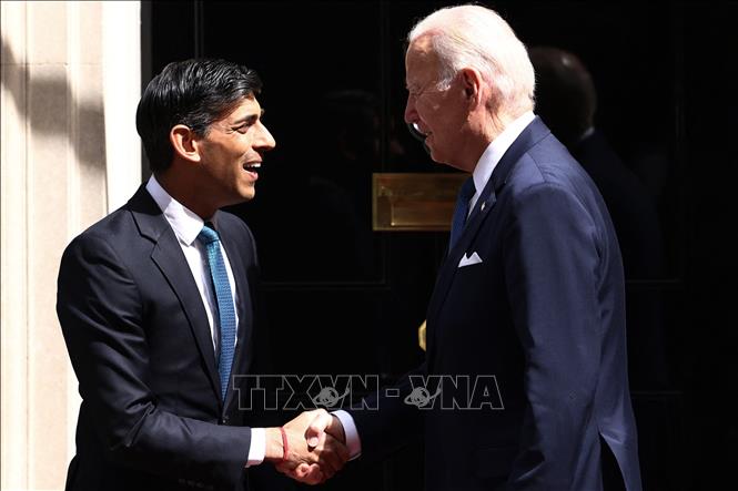 Tổng thống Mỹ Joe Biden (phải) ngày 10/7/2023 đã có chuyến thăm ngắn tới Anh và gặp Thủ tướng Rishi Sunak. Chuyến thăm lần thứ 2 của Tổng thống Biden trong vòng 3 tháng và lần thứ 5 hai nhà lãnh đạo Mỹ-Anh hội kiến trong vòng 5 tháng này đã phản ánh mối quan hệ bền chặt giữa hai đồng minh trong Tổ chức Hiệp ước Bắc Đại Tây Dương (NATO). Trong cuộc gặp, hai bên thảo luận về Tuyên bố Đại Tây Dương, Hội nghị thượng đỉnh NATO và cuộc xung đột ở Ukraine. Ảnh: AFP/TTXVN  