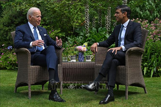 Tổng thống Mỹ Joe Biden (trái) ngày 10/7/2023 đã có chuyến thăm ngắn tới Anh và gặp Thủ tướng Rishi Sunak. Chuyến thăm lần thứ 2 của Tổng thống Biden trong vòng 3 tháng và lần thứ 5 hai nhà lãnh đạo Mỹ-Anh hội kiến trong vòng 5 tháng này đã phản ánh mối quan hệ bền chặt giữa hai đồng minh trong Tổ chức Hiệp ước Bắc Đại Tây Dương (NATO). Trong cuộc gặp, hai bên thảo luận về Tuyên bố Đại Tây Dương, Hội nghị thượng đỉnh NATO và cuộc xung đột ở Ukraine. Ảnh: AFP/TTXVN  