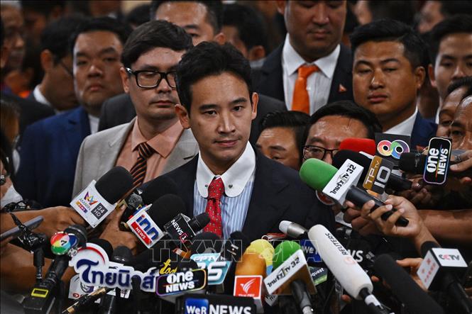 Ngày 13/7/2023, sau cuộc tranh luận kéo dài 6 giờ tại phiên họp toàn thể, Quốc hội Thái Lan dưới sự chủ trì của Chủ tịch Wan Muhamad Noor Matha đã bỏ phiếu bầu Thủ tướng mới. Ông Pita Limjaroenrat (ảnh, giữa), lãnh đạo đảng Tiến bước (MFP) là ứng viên Thủ tướng duy nhất được đề cử, nhưng đã không giành đủ 376 phiếu cần thiết để đắc cử, khi kết quả cho thấy ông được 324 phiếu ủng hộ, 182 phiếu chống và 199 phiếu trắng. Theo kế hoạch, các cuộc họp tiếp theo để bầu Thủ tướng được ấn định vào ngày 19 và 20/7 tới. Ảnh: AFP/TTXVN  
