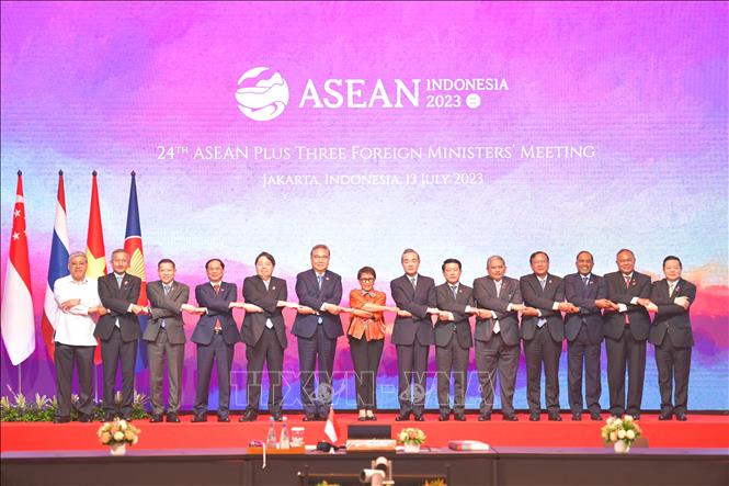 Hội nghị Bộ trưởng Ngoại giao Hiệp hội các quốc gia Đông Nam Á (ASEAN) lần thứ 56 (AMM-56) và các hội nghị liên quan bắt đầu chương trình nghị sự đối ngoại quan trọng của khu vực vào ngày 11/7/2023 tại Jakarta, Indonesia. Ngoại trưởng Indonesia, nước chủ nhà, đã nhấn mạnh việc duy trì đoàn kết và địa vị trung tâm của ASEAN. Chuỗi hội nghị AMM-56 có tổng cộng 18 cuộc họp, tập trung thảo luận 8 vấn đề chính nhằm duy trì ổn định, hòa bình và khả năng phục hồi kinh tế trong khu vực. Ảnh: THX/TTXVN