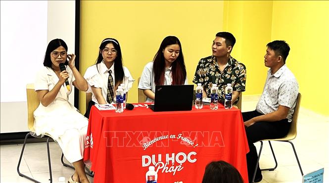 Trong ảnh: Các cựu du học sinh Pháp chia sẻ tại Diễn đàn. Ảnh: Ánh Tuyết - TTXVN