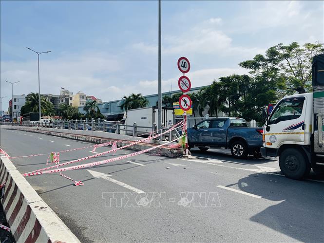 Hầm chui ngã tư Tân Phong (thành phố Biên Hoà, Đồng Nai) tạm đóng cả 2 hướng di chuyển để khắc phục tình trạng ngập. Ảnh: Lê Xuân-TTXVN