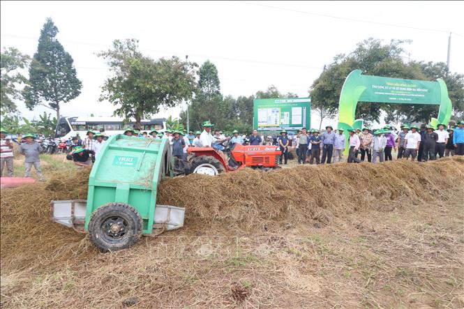 Trình diễn thiết bị công nghệ trong thu gom, xử lý và sử dụng rơm rạ ...