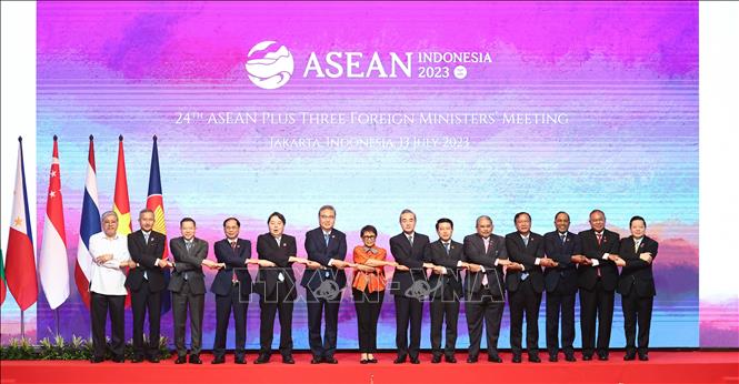 Hội nghị Bộ trưởng Ngoại giao Hiệp hội các quốc gia Đông Nam Á (ASEAN) lần thứ 56 (AMM-56) và các hội nghị liên quan bắt đầu chương trình nghị sự đối ngoại quan trọng của khu vực vào ngày 11/7/2023 tại Jakarta, Indonesia. Trong khuôn khổ AMM, Hội nghị Bộ trưởng Ngoại giao các nước ASEAN và 3 nước đối tác Trung Quốc, Hàn Quốc và Nhật Bản (ASEAN+3) nhấn mạnh tầm quan trọng của cam kết hợp tác của ASEAN+3 trong việc thúc đẩy phục hồi kinh tế khu vực và giải quyết các thách thức trong tương lai. Ảnh: YONHAP/TTXVN