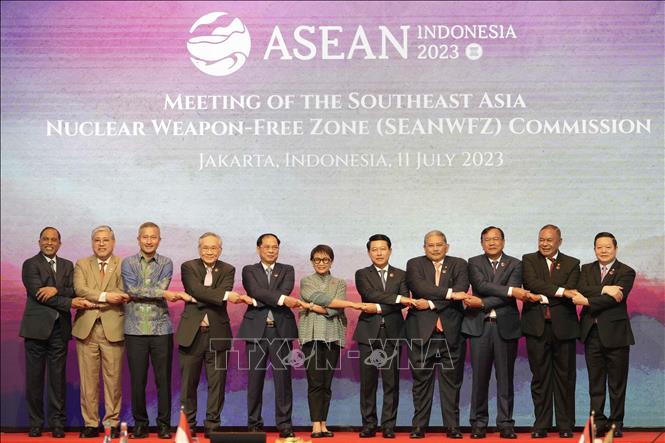 Hội nghị Bộ trưởng Ngoại giao Hiệp hội các quốc gia Đông Nam Á (ASEAN) lần thứ 56 (AMM-56) và các hội nghị liên quan bắt đầu chương trình nghị sự đối ngoại quan trọng của khu vực vào ngày 11/7/2023 tại Jakarta, Indonesia. Ngoại trưởng Indonesia, nước chủ nhà, đã nhấn mạnh việc duy trì đoàn kết và địa vị trung tâm của ASEAN. Chuỗi hội nghị AMM-56 có tổng cộng 18 cuộc họp, tập trung thảo luận 8 vấn đề chính nhằm duy trì ổn định, hòa bình và khả năng phục hồi kinh tế trong khu vực. Ảnh: AFP/TTXVN