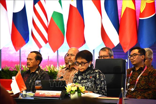 Trong ảnh: Bộ trưởng Ngoại giao nước Chủ tịch Indonesia Retno Marsudi chủ trì Hội nghị. Ảnh: Đào Trang - PV TTXVN tại Indonesia