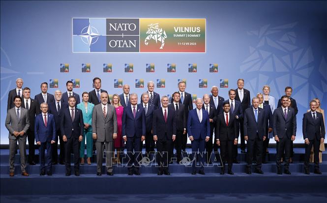 Hội nghị thượng đỉnh NATO năm 2023 đã diễn ra trong hai ngày 11 và 12/7/2023. Hội nghị lần này được đánh giá là một trong những hội nghị quan trọng nhất trong lịch sử của liên minh quân sự này kể từ khi kết thúc Chiến tranh Lạnh. Các lãnh đạo cao cấp nhất của Liên minh quân sự lớn nhất thế giới đã đưa ra hướng giải quyết cho các vấn đề hóc búa: cuộc xung đột giữa Nga và Ukraine, tăng chi tiêu quốc phòng lên mức 2% GDP và kế hoạch phòng thủ toàn diện. Ảnh: AFP/TTXVN 