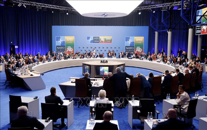 Hội nghị thượng đỉnh NATO năm 2023 đã diễn ra trong hai ngày 11 và 12/7/2023. Hội nghị lần này được đánh giá là một trong những hội nghị quan trọng nhất trong lịch sử của liên minh quân sự này kể từ khi kết thúc Chiến tranh Lạnh. Các lãnh đạo cao cấp nhất của Liên minh quân sự lớn nhất thế giới đã đưa ra hướng giải quyết cho các vấn đề hóc búa: cuộc xung đột giữa Nga và Ukraine, tăng chi tiêu quốc phòng lên mức 2% GDP và kế hoạch phòng thủ toàn diện. Ảnh: AFP/TTXVN 