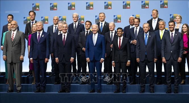 Hội nghị thượng đỉnh NATO năm 2023 đã diễn ra trong hai ngày 11 và 12/7/2023. Hội nghị lần này được đánh giá là một trong những hội nghị quan trọng nhất trong lịch sử của liên minh quân sự này kể từ khi kết thúc Chiến tranh Lạnh. Các lãnh đạo cao cấp nhất của Liên minh quân sự lớn nhất thế giới đã đưa ra hướng giải quyết cho các vấn đề hóc búa: cuộc xung đột giữa Nga và Ukraine, tăng chi tiêu quốc phòng lên mức 2% GDP và kế hoạch phòng thủ toàn diện. Ảnh: AFP/TTXVN 