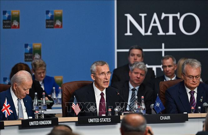 Hội nghị thượng đỉnh NATO năm 2023 đã diễn ra trong hai ngày 11 và 12/7/2023. Hội nghị lần này được đánh giá là một trong những hội nghị quan trọng nhất trong lịch sử của liên minh quân sự này kể từ khi kết thúc Chiến tranh Lạnh. Các lãnh đạo cao cấp nhất của Liên minh quân sự lớn nhất thế giới đã đưa ra hướng giải quyết cho các vấn đề hóc búa: cuộc xung đột giữa Nga và Ukraine, tăng chi tiêu quốc phòng lên mức 2% GDP và kế hoạch phòng thủ toàn diện. Ảnh: AFP/TTXVN 