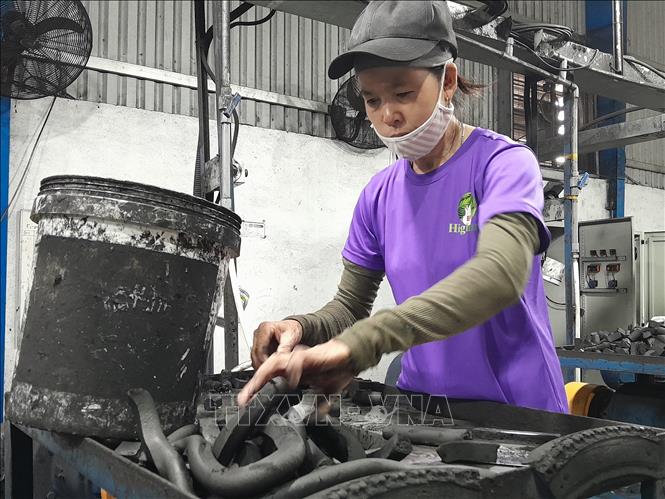 Công nhân sản xuất than gáo dừa. Ảnh: K GỬIH -TTXVN


