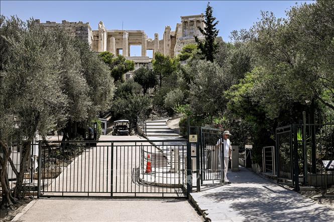 Nhân viên đóng cửa vào thành cổ Acropolis tại Athens, Hy Lạp vào khung giờ nắng nóng nhất, ngày 14/7/2023. Ảnh: AFP/TTXVN