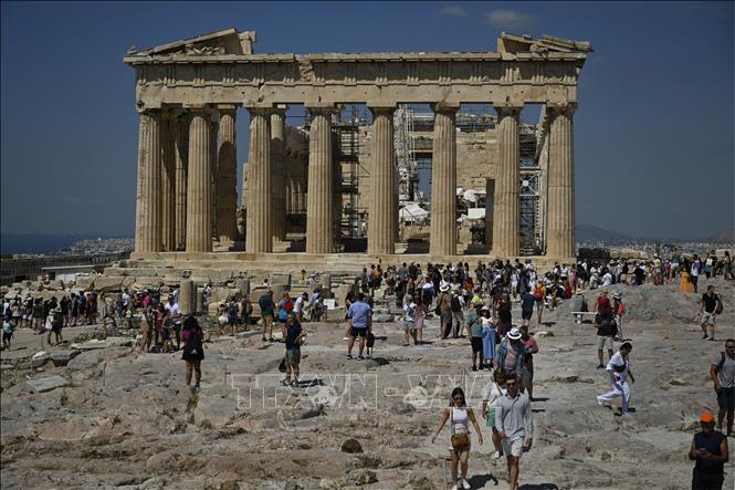 Khách du lịch tham quan thành cổ Acropolis ở Athens, Hy Lạp ngày 14/6/2023. Ảnh: AFP/TTXVN
