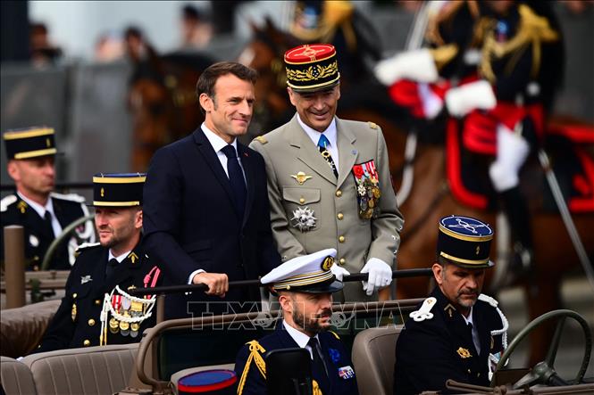 Tổng thống Pháp Emmanuel (trái) tại lễ duyệt binh mừng Quốc khánh ở Paris, ngày 14/7/2023. Ảnh: AFP/TTXVN