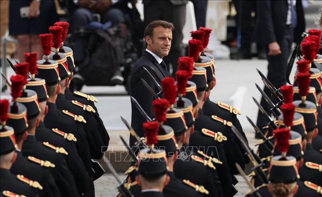 Tổng thống Pháp Emmanuel Macron tại lễ duyệt binh mừng Quốc khánh ở Paris, ngày 14/7/2023. Ảnh: THX/TTXVN