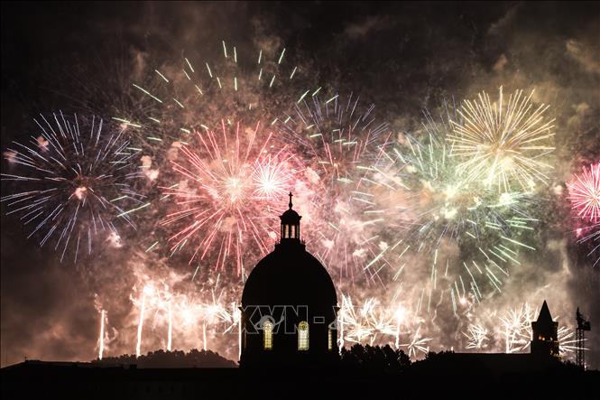 Bắn pháo hoa mừng Quốc khánh Pháp ở Toulouse, ngày 14/7/2023. Ảnh: AFP/TTXVN