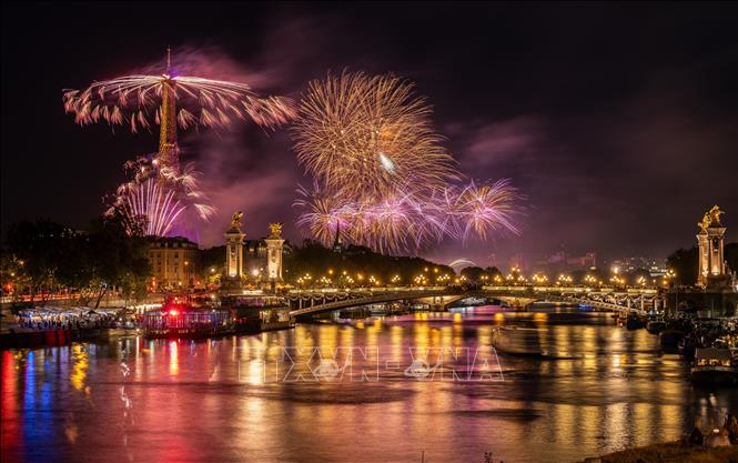 Bắn pháo hoa mừng Quốc khánh Pháp ở Paris, ngày 14/7/2023. Ảnh: AFP/TTXVN