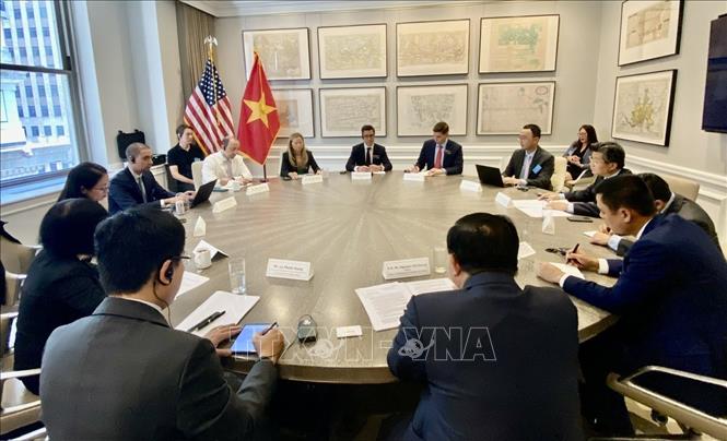 Bộ trưởng Kế hoạch và Đầu tư Nguyễn Chí Dũng và phái đoàn Việt Nam tại cuộc làm việc với Sàn Giao dịch Chứng khoán New York (NYSE). Ảnh: Hoài Thanh - Phóng viên TTXVN tại Mỹ