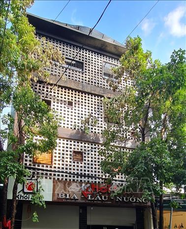 Trong ảnh: Toàn bộ phía trước của ngôi nhà 3 tầng bị cháy được sử dụng cửa cuốn và thiết kế kín, không có lối thoát nạn. Ảnh: Vũ Hà- TTXVN