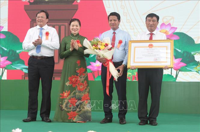 Lãnh đạo huyện Duyên Hải đón nhận Bằng công nhận huyện đạt chuẩn Nông thôn mới. Ảnh: Thanh Hòa - TTXVN