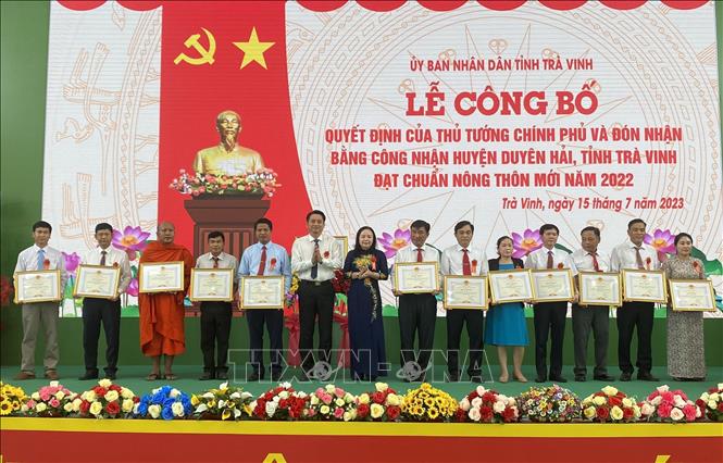 Các cá nhân nhận Bằng khen của Chủ tịch UBND tỉnh Trà Vinh. Ảnh: Thanh Hòa - TTXVN