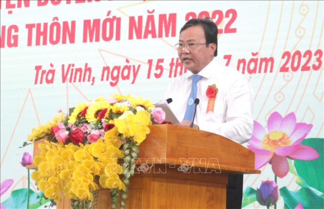 Chủ tịch UBND tỉnh Trà Vinh Lê Văn Hẳn, Trưởng Ban chỉ đạo Chương trình mục tiêu quốc gia xây dựng nông thôn mới tỉnh phát biểu tại buổi lễ. Ảnh: Thanh Hòa - TTXVN