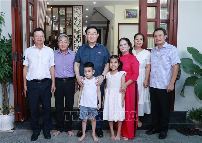 Chủ tịch Quốc hội Vương Đình Huệ thăm, tặng quà Thương binh Trần Bá Lưu, bệnh binh 71%, đi B bảo vệ Khu ủy Khu 5, giải phóng miền Nam sân bay Đà Nẵng, quân tình nguyện Việt Nam tại Lào 10 tại 3 miền Bắc - Trung - Nam Lào. Ảnh: Doãn Tấn - TTXVN