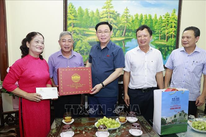 Chủ tịch Quốc hội Vương Đình Huệ thăm, tặng quà Thương binh Trần Bá Lưu, bệnh binh 71%, đi B bảo vệ Khu ủy Khu 5, giải phóng miền Nam sân bay Đà Nẵng, quân tình nguyện Việt Nam tại Lào 10 tại 3 miền Bắc - Trung - Nam Lào. Ảnh: Doãn Tấn - TTXVN