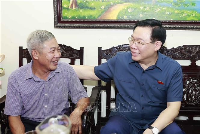 Chủ tịch Quốc hội Vương Đình Huệ thăm, tặng quà Thương binh Trần Bá Lưu, bệnh binh 71%, đi B bảo vệ Khu ủy Khu 5, giải phóng miền Nam sân bay Đà Nẵng, quân tình nguyện Việt Nam tại Lào 10 tại 3 miền Bắc - Trung - Nam Lào. Ảnh: Doãn Tấn - TTXVN