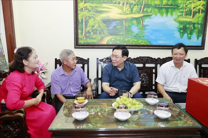 Chủ tịch Quốc hội Vương Đình Huệ thăm, tặng quà Thương binh Trần Bá Lưu, bệnh binh 71%, đi B bảo vệ Khu ủy Khu 5, giải phóng miền Nam sân bay Đà Nẵng, quân tình nguyện Việt Nam tại Lào 10 tại 3 miền Bắc - Trung - Nam Lào. Ảnh: Doãn Tấn - TTXVN
