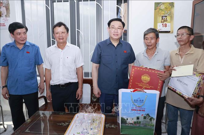 Chủ tịch Quốc hội Vương Đình Huệ thăm và tặng quà  ông Nguyễn Minh Lực, gia đình thờ cúng liệt sĩ Tôn Thất Cảnh là Anh Hùng lực lượng vũ trang, cán bộ lão thành cách mạng, Chính trị viên đầu tiên của Công An Thừa Thiên Huế. Gia đình được bác Hồ tặng 8 chữ vàng 