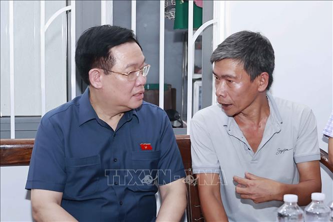 Chủ tịch Quốc hội Vương Đình Huệ thăm và tặng quà  ông Nguyễn Minh Lực, gia đình thờ cúng liệt sĩ Tôn Thất Cảnh là Anh Hùng lực lượng vũ trang, cán bộ lão thành cách mạng, Chính trị viên đầu tiên của Công An Thừa Thiên Huế. Gia đình được bác Hồ tặng 8 chữ vàng 