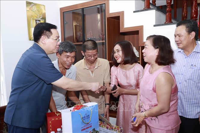 Chủ tịch Quốc hội Vương Đình Huệ thăm và tặng quà  ông Nguyễn Minh Lực, gia đình thờ cúng liệt sĩ Tôn Thất Cảnh là Anh Hùng lực lượng vũ trang, cán bộ lão thành cách mạng, Chính trị viên đầu tiên của Công An Thừa Thiên Huế. Gia đình được bác Hồ tặng 8 chữ vàng 