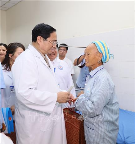 Thủ tướng Phạm Minh Chính thăm bệnh nhân đang điều trị tại Bệnh viện đa khoa tỉnh Bắc Kạn. Ảnh: Dương Giang-TTXVN
