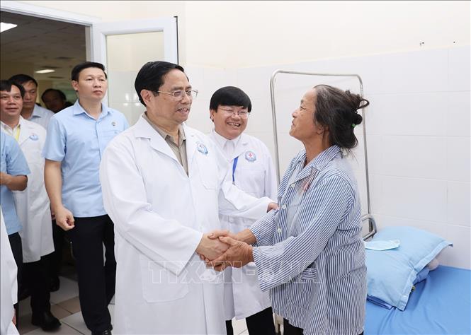 Thủ tướng Phạm Minh Chính thăm bệnh nhân đang điều trị tại Bệnh viện đa khoa tỉnh Bắc Kạn. Ảnh: Dương Giang-TTXVN
