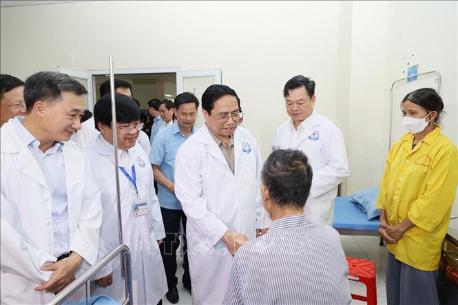 Thủ tướng Phạm Minh Chính thăm bệnh nhân đang điều trị tại Bệnh viện đa khoa tỉnh Bắc Kạn. Ảnh: Dương Giang-TTXVN
