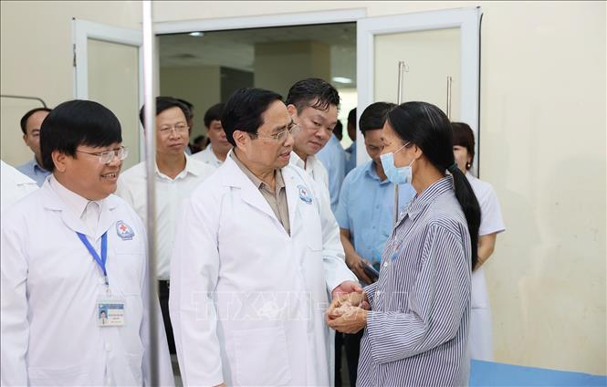 Thủ tướng Phạm Minh Chính thăm bệnh nhân đang điều trị tại Bệnh viện đa khoa tỉnh Bắc Kạn. Ảnh: Dương Giang-TTXVN
