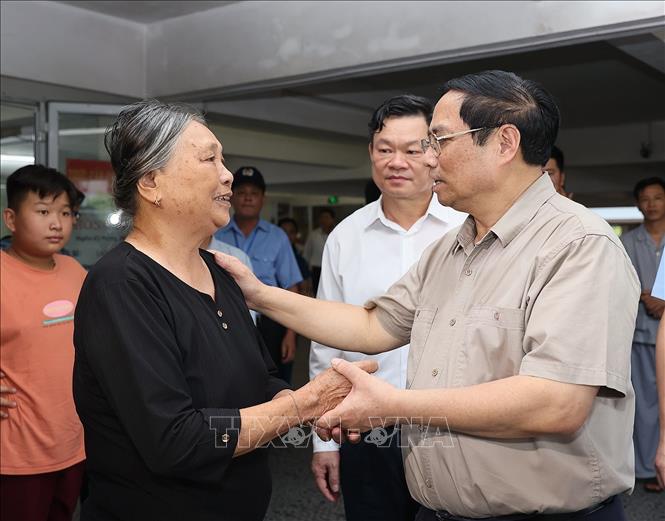 Thủ tướng Phạm Minh Chính thăm bệnh nhân đang điều trị tại Bệnh viện đa khoa tỉnh Bắc Kạn. Ảnh: Dương Giang-TTXVN
