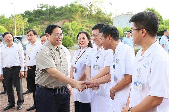 Thủ tướng Phạm Minh Chính với các bác sĩ, y sĩ Bệnh viện đa khoa tỉnh Bắc Kạn. Ảnh: Dương Giang-TTXVN
