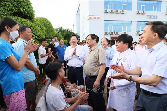 Thủ tướng Phạm Minh Chính thăm hỏi người thân bệnh nhân tại Bệnh viện đa khoa tỉnh Bắc Kạn. Ảnh: Dương Giang-TTXVN

