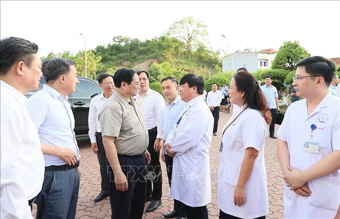 Thủ tướng Phạm Minh Chính với các bác sĩ, y sĩ Bệnh viện đa khoa tỉnh Bắc Kạn. Ảnh: Dương Giang-TTXVN
