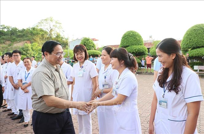 Thủ tướng Phạm Minh Chính với các bác sĩ, y sĩ Bệnh viện đa khoa tỉnh Bắc Kạn. Ảnh: Dương Giang-TTXVN
