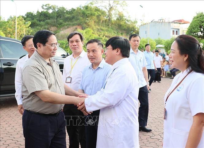 Thủ tướng Phạm Minh Chính với các bác sĩ, y sĩ Bệnh viện đa khoa tỉnh Bắc Kạn. Ảnh: Dương Giang-TTXVN
