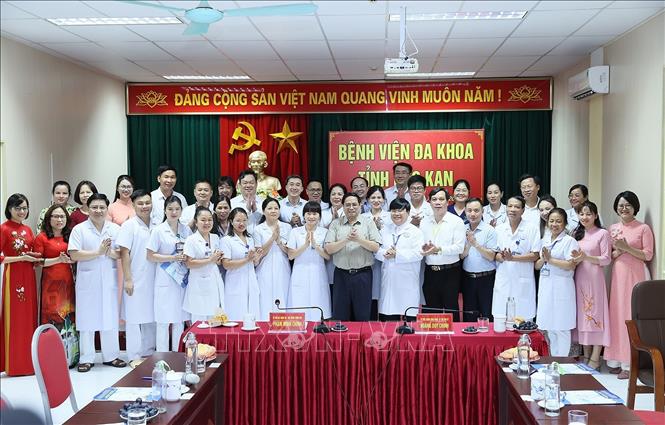 Thủ tướng Phạm Minh Chính với cán bộ, bác sĩ  Bệnh viện đa khoa tỉnh Bắc Kạn. Ảnh: Dương Giang-TTXVN